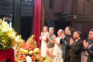 Nhiều thế hệ nghệ sĩ tri ân Tổ nghề sân khấu