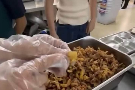 Thịt trong suất ăn bán trú ở Hà Nội như tóp mỡ: Nhà trường báo cáo gì?