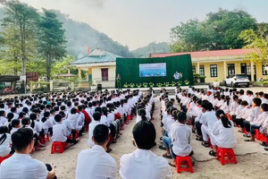 Vượt núi đưa công nghệ đến lớp học vùng cao