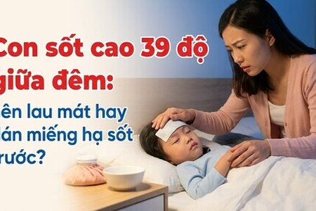 Con sốt cao 39 độ giữa đêm: nên lau mát hay dán miếng hạ sốt trước?