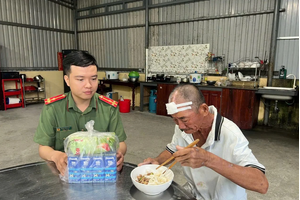 Lạc gần 800km từ Đồng Nai ra Đà Nẵng giữa trời mưa lạnh, người đàn ông 69 tuổi may mắn được giúp đỡ