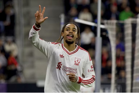 Tiền đạo Pháp đi vào lịch sử Liverpool