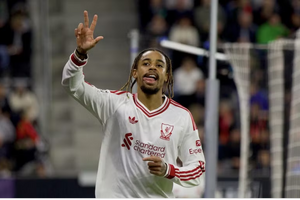 Tiền đạo Pháp đi vào lịch sử Liverpool