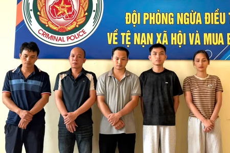 Sang Campuchia làm việc chuyển tiền, 2 người bị khởi tố về hành vi rửa tiền