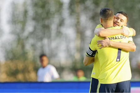 Ronaldo nhường giải Cầu thủ hay nhất cho đồng đội