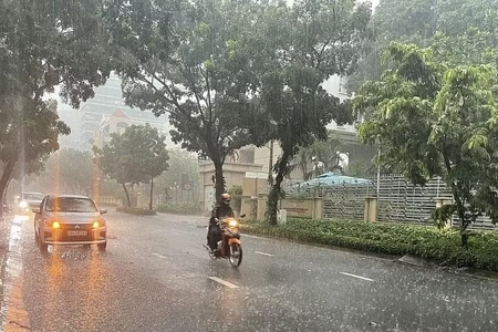 Dự báo thời tiết ngày 30/10: Bắc Bộ mưa rải rác, Nam Bộ mưa dông về chiều tối