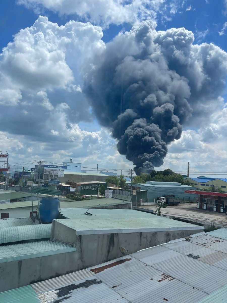 Cháy lớn ở Công ty sản xuất mút xốp trong KCN Nam Tân Uyên