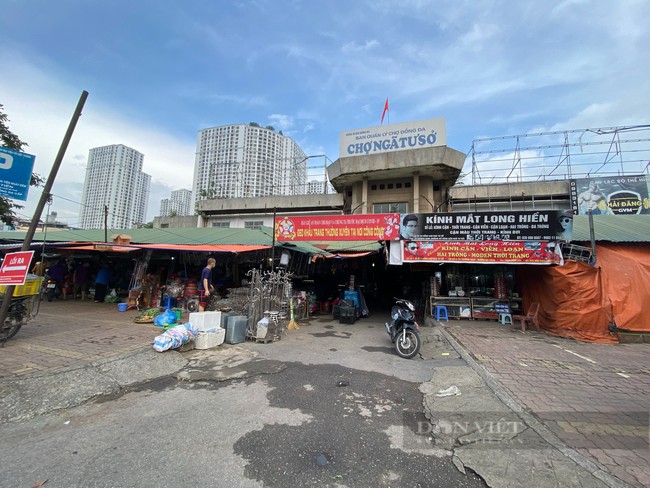 Khu chợ Ngã Tư Sở hiện cũng đã nới lỏng kiểm soát hoạt động ra vào, mua sắm của người dân. (Ảnh: Thanh Phong)