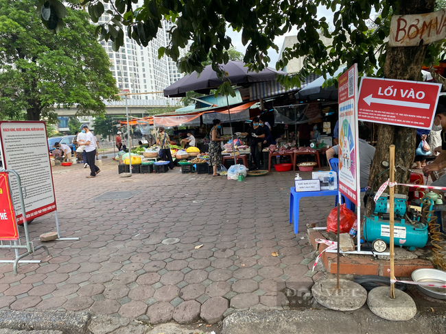 Người dân có thể ra vào chợ Ngã Tư Sở từ nhiều hướng, tại khu vực phố Nguyễn Trãi giao với đường Cầu Mới có sự xuất hiện của lực lượng chống dịch. Tuy nhiên, tương tự một số khu chợ trên, lực lượng này không có sự kiểm soát, kiểm tra phòng chống dịch đối với những người ra vào mua bán.