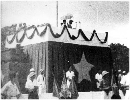 Ngày 2/9/1945, tại quảng trường Ba Đình lịch sử, Chủ tịch Hồ Chí Minh đọc bản tuyên ngôn độc lập khai sinh nước Việt Nam Dân chủ Cộng hòa.