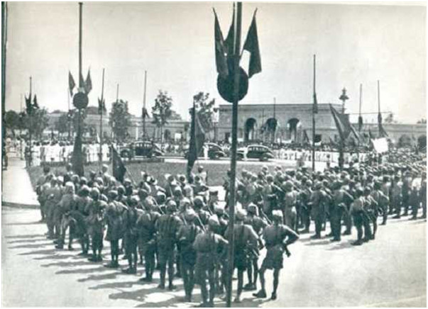 Bức ảnh tư liệu chụp quảng trường Ba Đình ngày 2/9/1945 của nhiếp ảnh gia người Pháp - Philippe Devillers. 