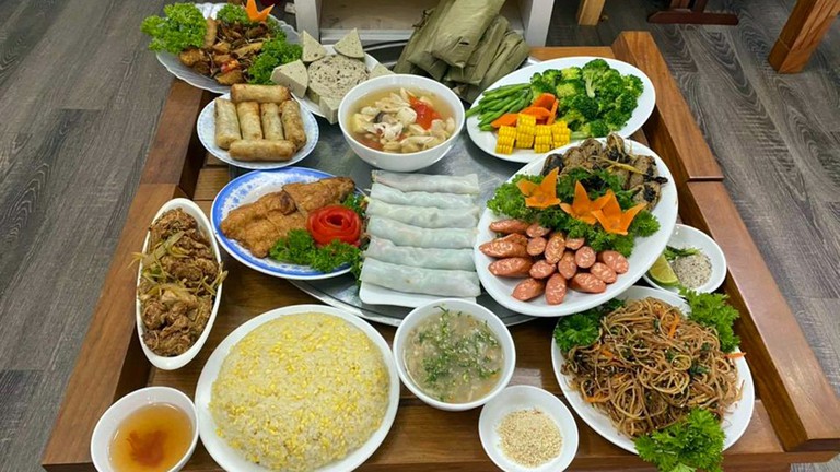 Gợi ý mâm cơm, mâm cỗ cúng Phật, cúng thần linh, gia tiên ngày rằm tháng 7 đơn giản, đúng chuẩn