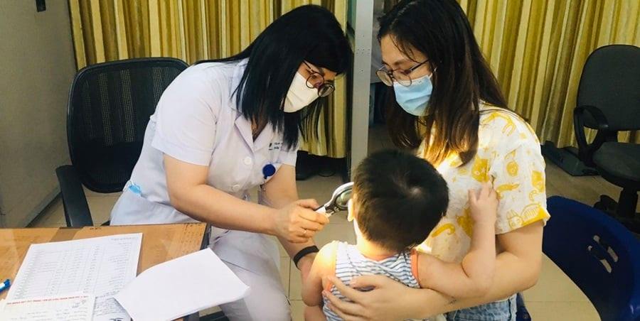Hà Nội: Bé gái 2 tháng tuổi bỏng khoang miệng do bị nhỏ nhầm axit thay vì Vitamin D3