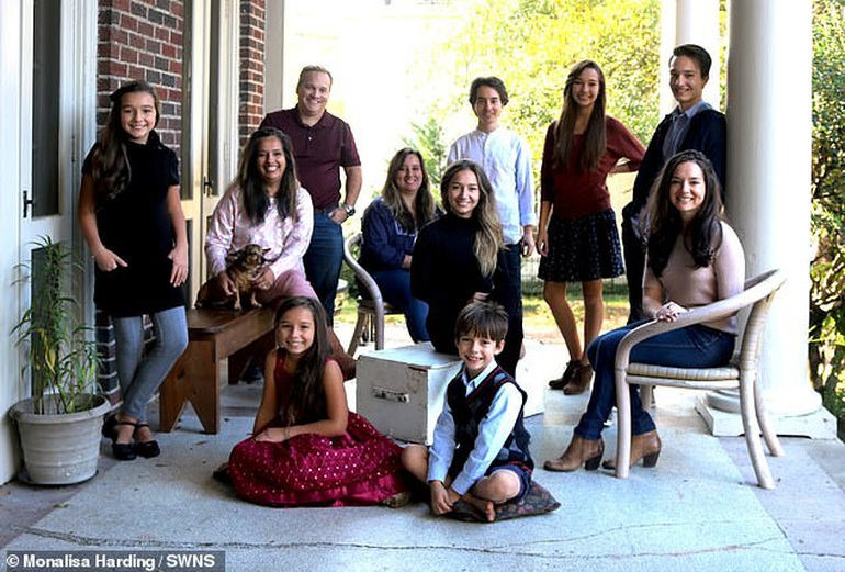 “Gia đình thần đồng”: 10 đứa con đều vào đại học trước năm 13 tuổi