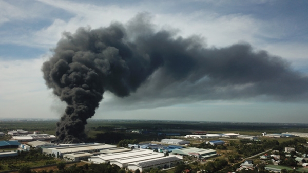 Cháy xưởng sản xuất tôn rộng hàng ngàn mét vuông trong Khu công nghiệp Tân Phú Trung, TP.HCM 