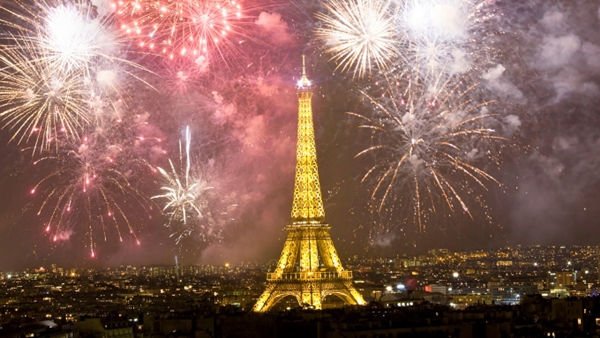 PARIS (Pháp)  Thành phố Paris đã hủy bỏ màn bắn pháo hoa truyền thống trên Đại lộ Champs-Elysées để chào đón Năm mới vì sự gia tăng của COVID-19. Thủ tướng Pháp Jean Castex cho biết rằng các bữa tiệc công cộng lớn và pháo hoa sẽ bị cấm vào đêm Giao thừa. Ông cũng khuyến cáo những người đã tiêm phòng nên tự xét nghiệm COVID-19 trước khi cùng nhau tham gia các bữa tiệc cuối năm.
