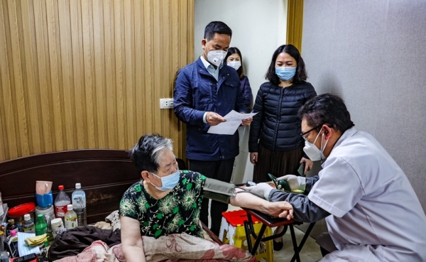 Hà Nội, Quảng Ninh tiêm vaccine phòng Covid cho người già yếu tại nhà