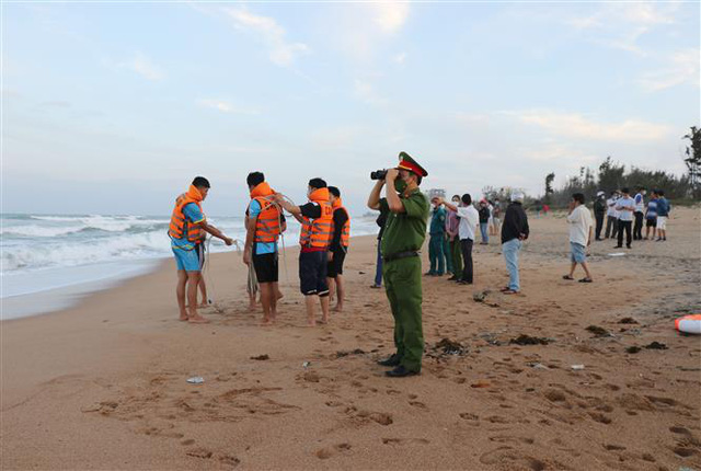Phú Yên: Tìm thấy thi thể 2 học sinh bị sóng biển cuốn trôi