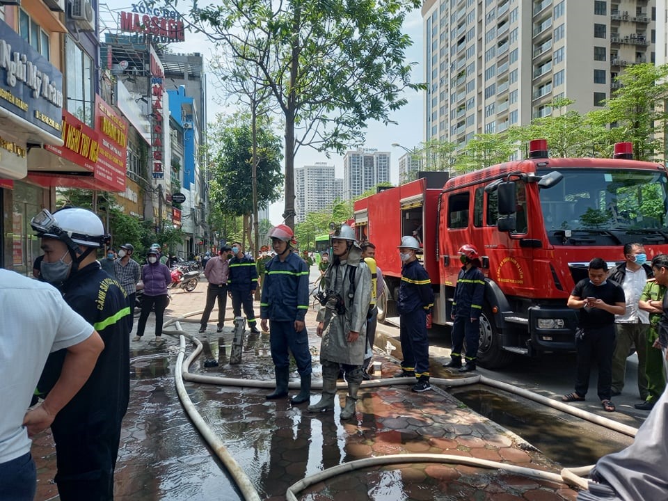 Hà Nội: Cháy quán bún chả trên đường Nguyễn Hoàng, khách chạy thoát thân