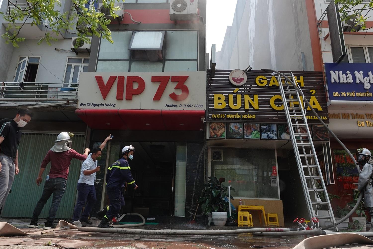 Hà Nội: Cháy quán bún chả trên đường Nguyễn Hoàng, khách chạy thoát thân