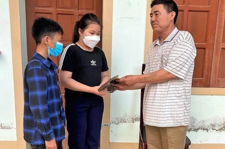 Hai học sinh lớp 6 ở Nghệ An nhặt được ví tiền đem trả lại người đánh rơi