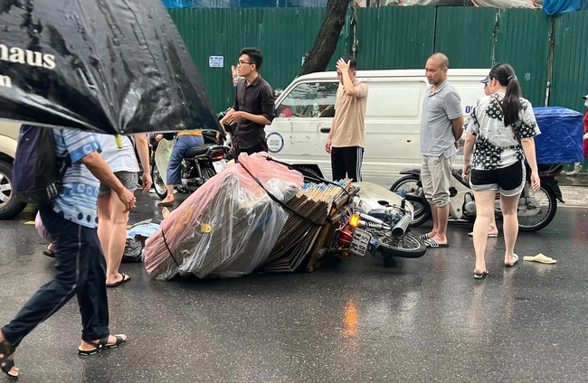 Truy tìm nữ tài xế xe máy liên quan vụ tai nạn khiến 1 người tử vong ở Hà Nội