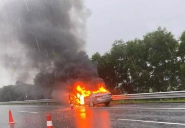Xe con cháy ngùn ngụt trên cao tốc Hà Nội - Hải Phòng, tài xế nhảy ra ngoài thoát thân