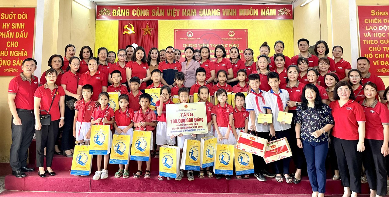 Dai-ichi Life Việt Nam trao 100 suất học bổng cho trẻ có hoàn cảnh đặc biệt khó khăn tại Tuyên Quang