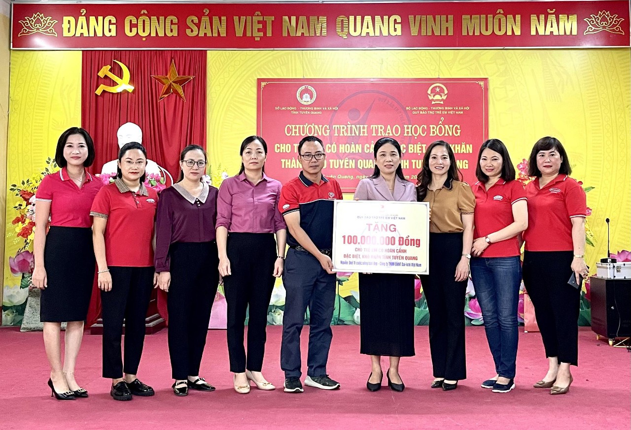 Dai-ichi Life Việt Nam trao 100 suất học bổng cho trẻ có hoàn cảnh đặc biệt khó khăn tại Tuyên Quang