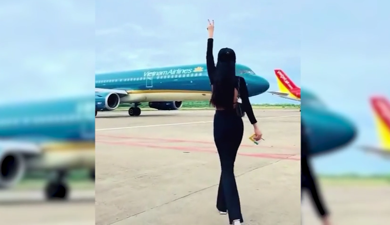 Quay clip nhảy múa ở sẫn đỗ khi máy bay đang di chuyển, cô gái khiến cộng đồng mạng phẫn nộ