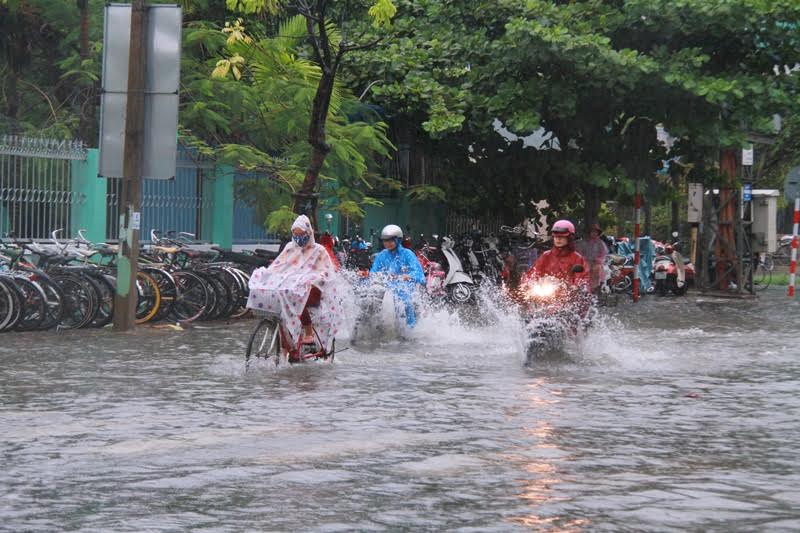 Tin thời tiết 2/8: Miền Trung đến Nam Bộ có mưa dông kéo dài