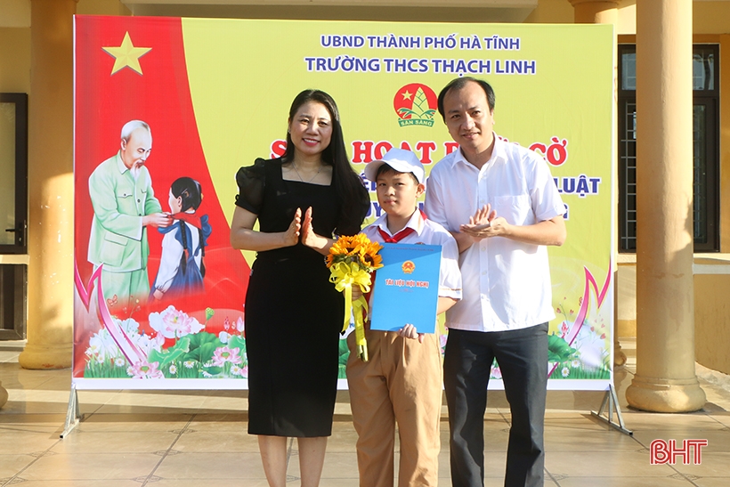 Nhặt được hơn 51 triệu đồng, học sinh lớp 6 ở Hà Tĩnh trả lại người mất