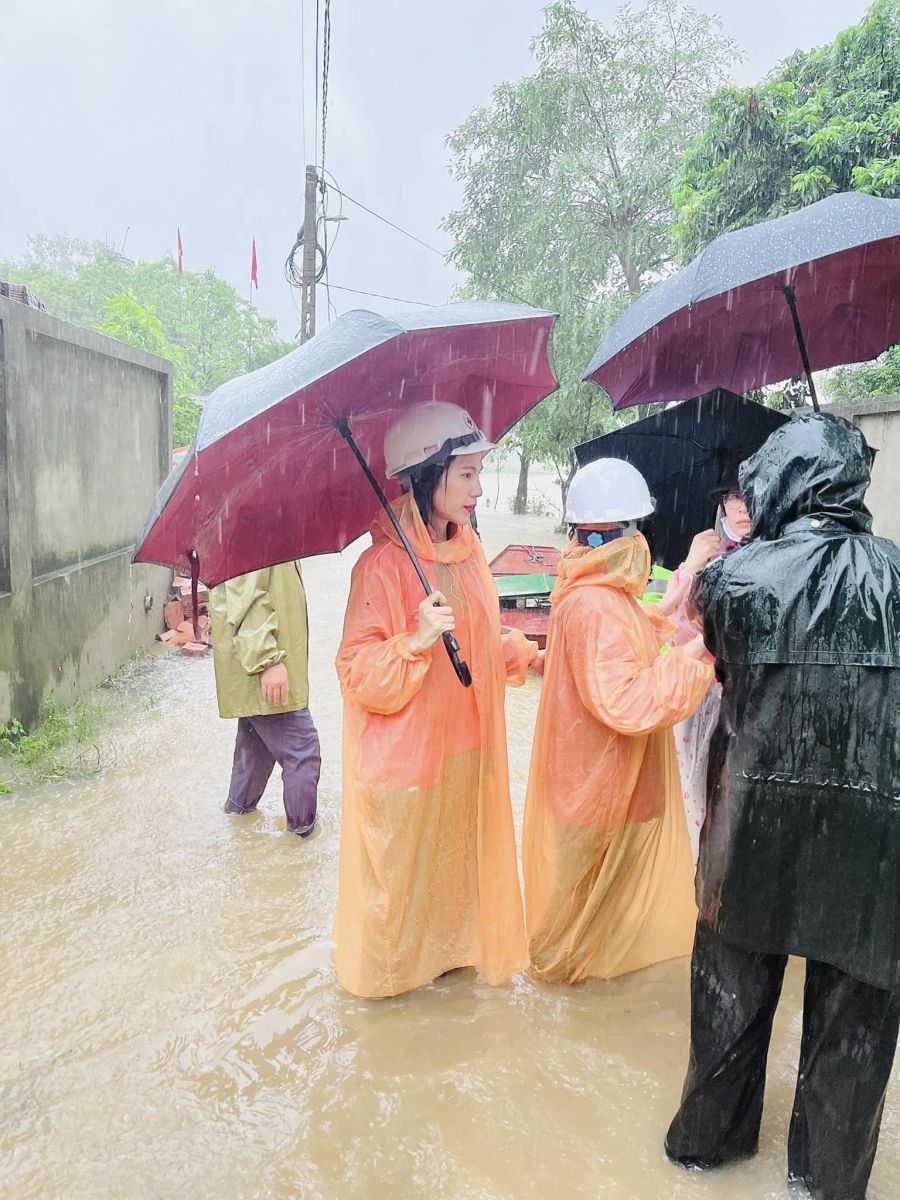 Thủy Tiên tặng quà, hỗ trợ tiền cho bà con Nghệ An bị ảnh hưởng mưa lũ