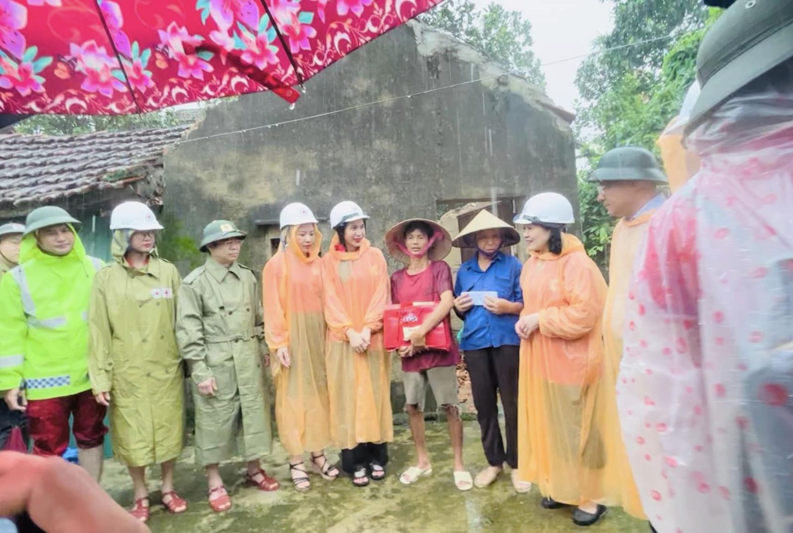Thủy Tiên tặng quà, hỗ trợ tiền cho bà con Nghệ An bị ảnh hưởng mưa lũ