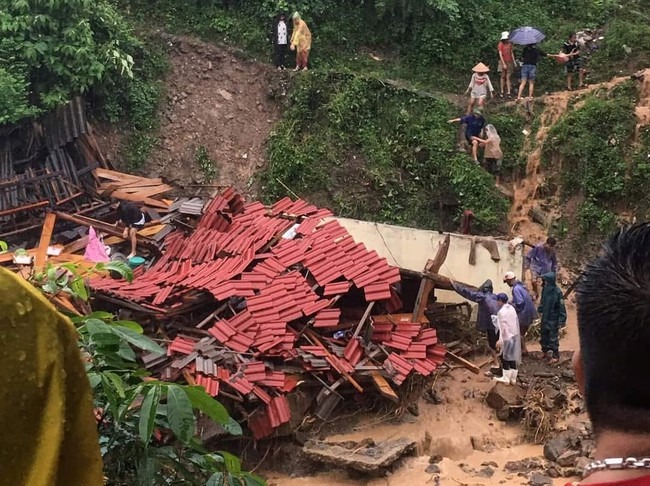 Lũ quét kinh hoàng ở Nghệ An: 1 người chết, 15 ngôi nhà bị cuốn trôi, 2 xã đang bị cô lập