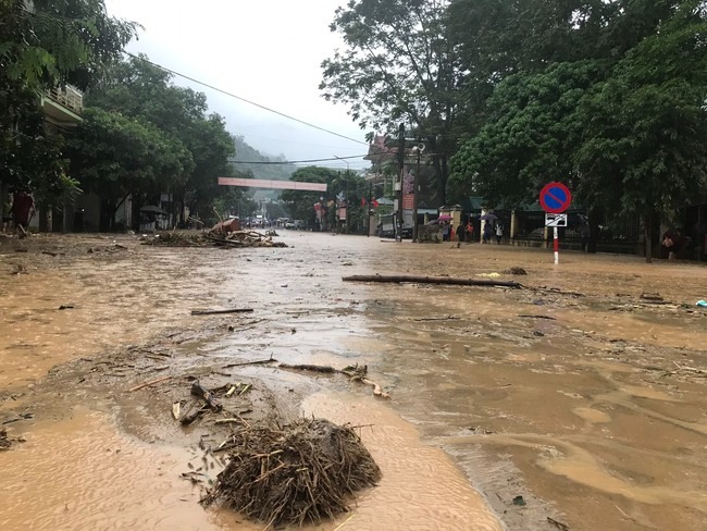 Lũ quét kinh hoàng ở Nghệ An: 1 người chết, 15 ngôi nhà bị cuốn trôi, 2 xã đang bị cô lập