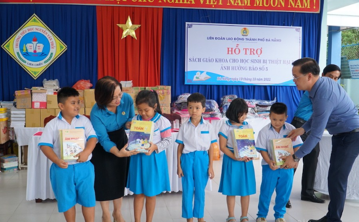 Hỗ trợ hơn 1,1 tỷ đồng mua sách giáo khoa cho học sinh vùng lũ tại Đà Nẵng