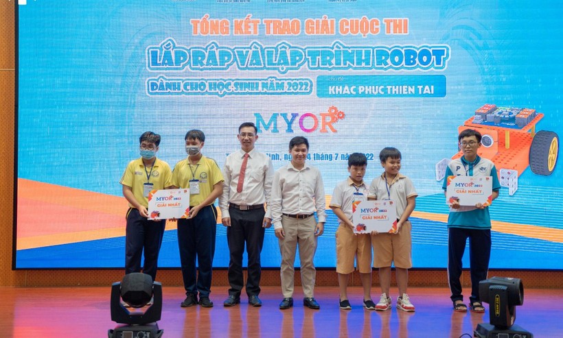 Học sinh lớp 11 giành giải vô địch cuộc thi lập trình robot tại Singapore