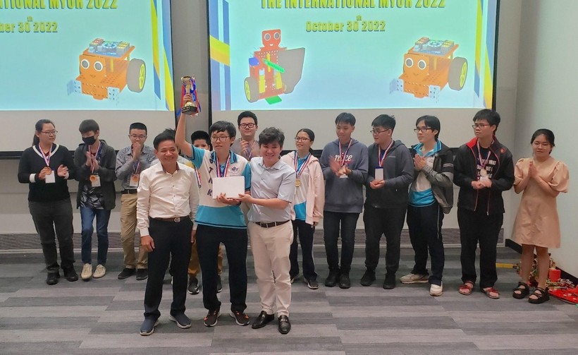 Học sinh lớp 11 giành giải vô địch cuộc thi lập trình robot tại Singapore
