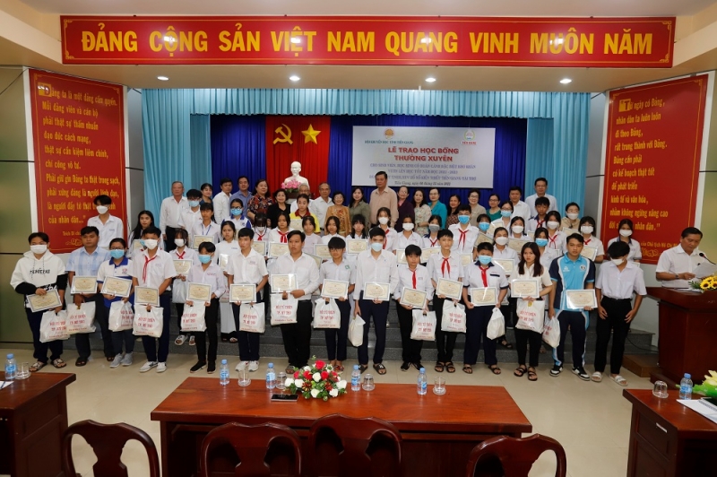 46 học sinh, sinh viên có hoàn cảnh đặc biệt khó khăn tại Tiền Giang được trao học bổng