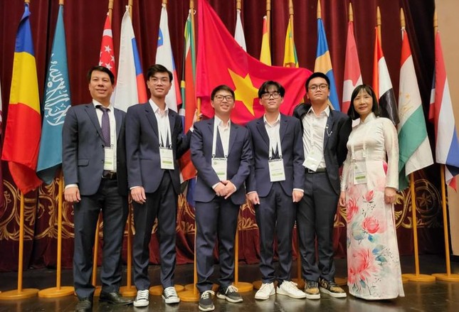 Tuyên dương học sinh đoạt giải Olympic và Khoa học kỹ thuật quốc tế năm 2022