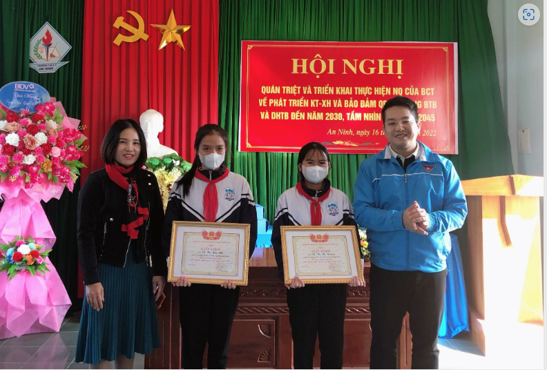 Tuyên dương 2 học sinh ở Quảng Bình nhặt được gần 10 triệu đồng trả lại cho người đánh rơi