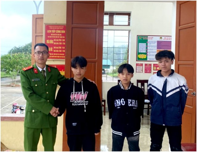 Biểu dương 3 học sinh ở Nghệ An trả lại gần 20 triệu đồng cho người đánh rơi