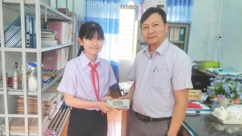 Tuyên dương nữ sinh ở Quảng Ngãi trả lại số tiền lớn cho người đánh rơi