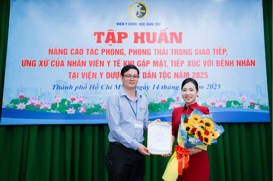 GIẢNG VIÊN VÂN ANH LÊ CÙNG VIỆN Y DƯỢC HỌC DÂN TỘC TP.HCM TỔ CHỨC ĐÀO TẠO PHONG THÁI CHO HƠN 400 CÁN