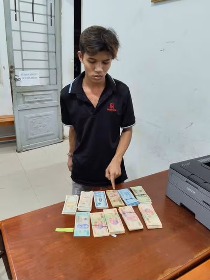 Đột nhập công ty lúc khuya, thanh niên 18 tuổi trộm hơn 74 triệu rồi giấu trên gác xép