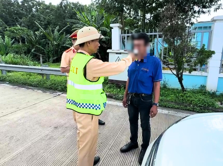 Uống rượu trước khi lái xe, tài xế vẫn chở 45 khách du lịch trên cao tốc