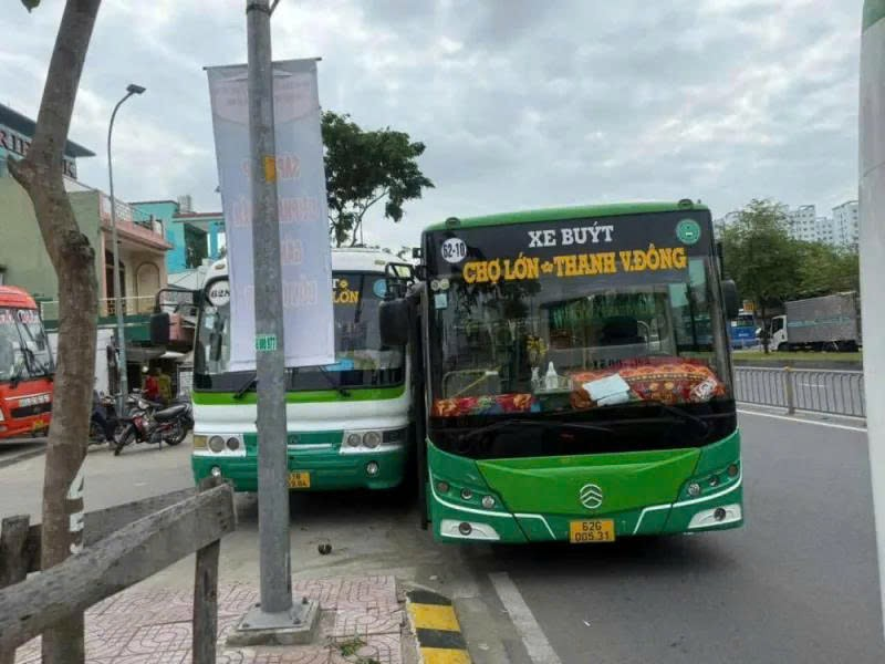 Xe buýt tranh giành khách ép nhau văng lên vỉa hè