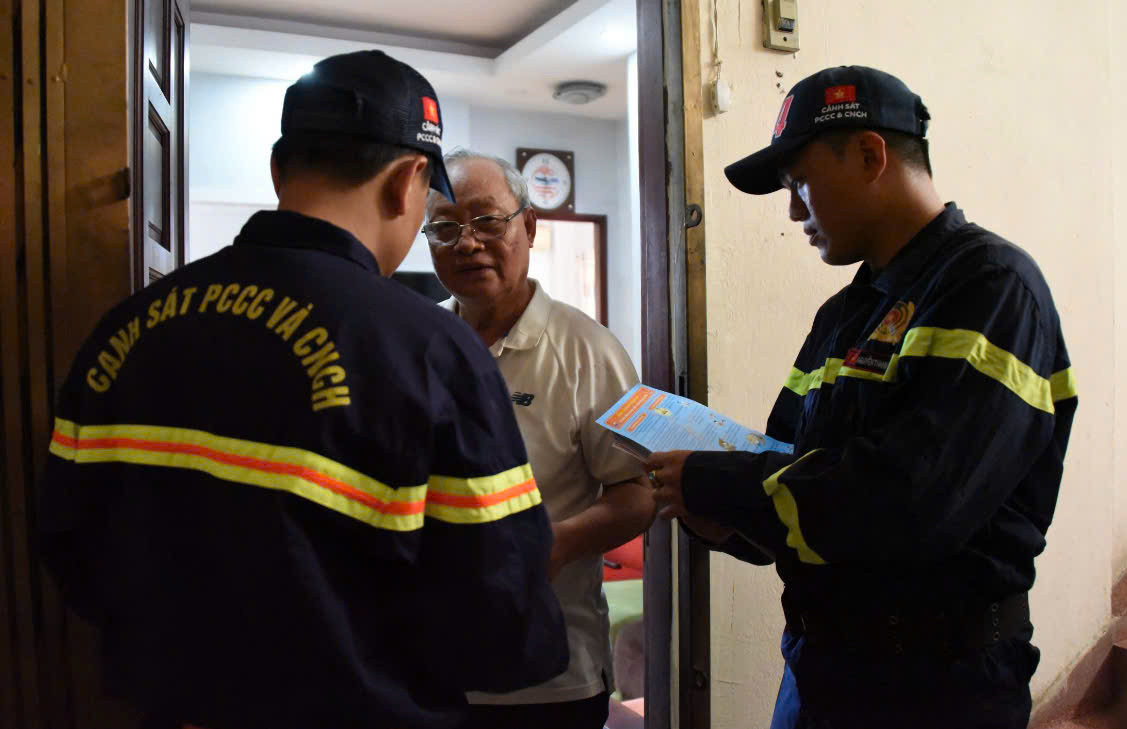 TP.HCM: Nhiều hộ dân tự nguyện tháo khung sắt để mở lối thoát hiểm sau vụ cháy thương tâm