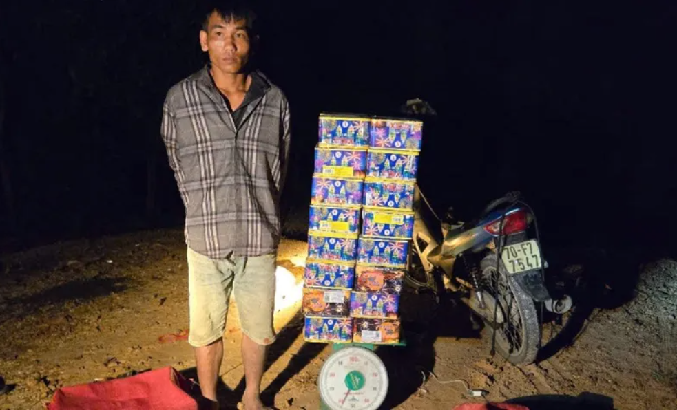Bắt tại trận nam thanh niên vận chuyển 56kg pháo nổ ở Tây Ninh